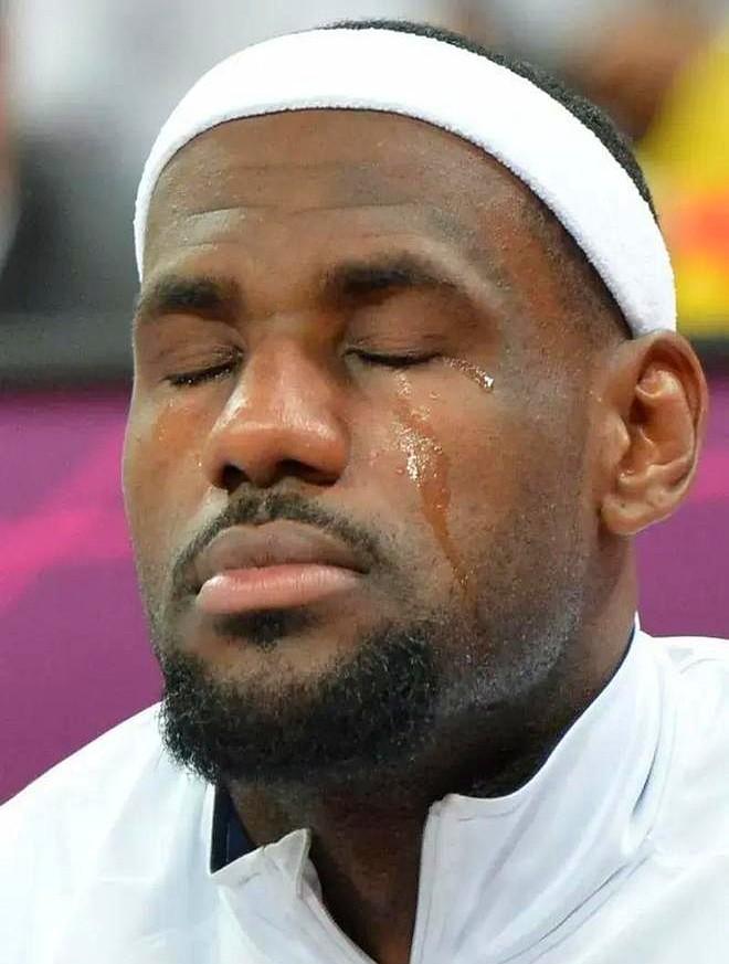 詹姆斯需要有球在手才能打出高效的进攻，打不了无球。第二节落后太阳十几分，作为球队