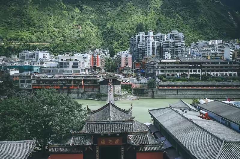 女游客泸定桥打卡突然蹲地痛哭，她问的那句话，戳中了所有中国人五一期间，四川泸