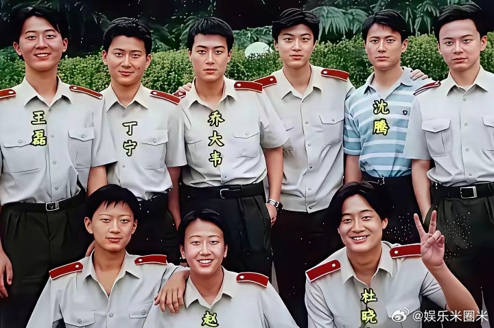 你敢信？沈腾那张胖脸，当年帅到军艺女生偷偷送药膏，老师都说“绝了”！当年他1米8