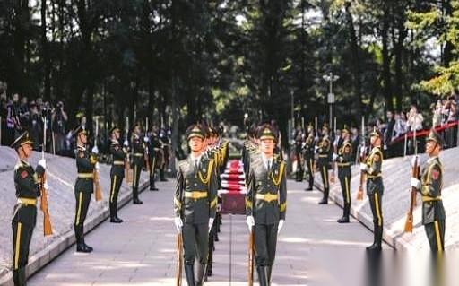 运-20B稳稳降落在沈阳，舱门打开，第十三批在韩志愿军烈士的骨灰盒被礼兵捧了出来