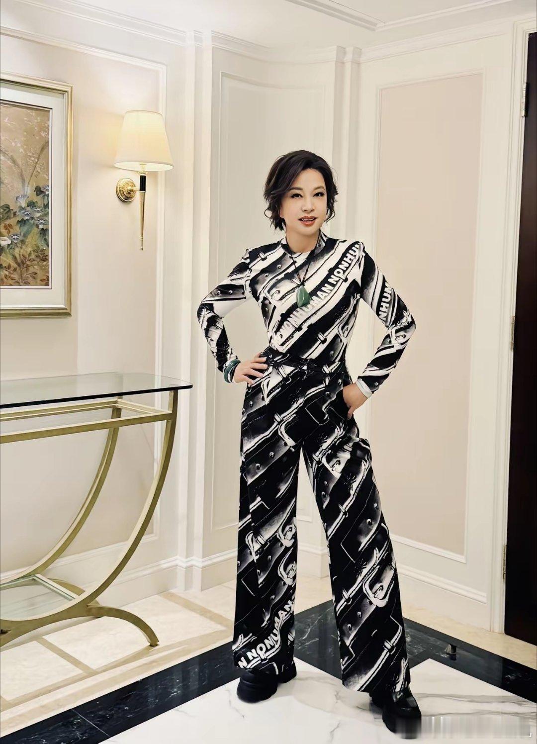 人到一定年纪千万不要瞎折腾不然就像刘晓庆一样，已经75岁的她，精气神看起来还是那