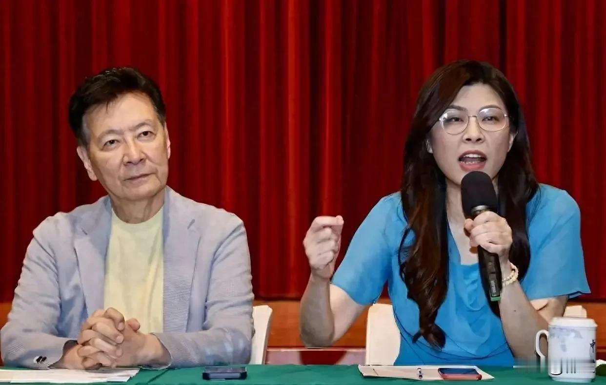 郑丽文能任期满就是一个奇迹，别期待太高。郑丽文前段时间来大陆，很多人都在自嗨，