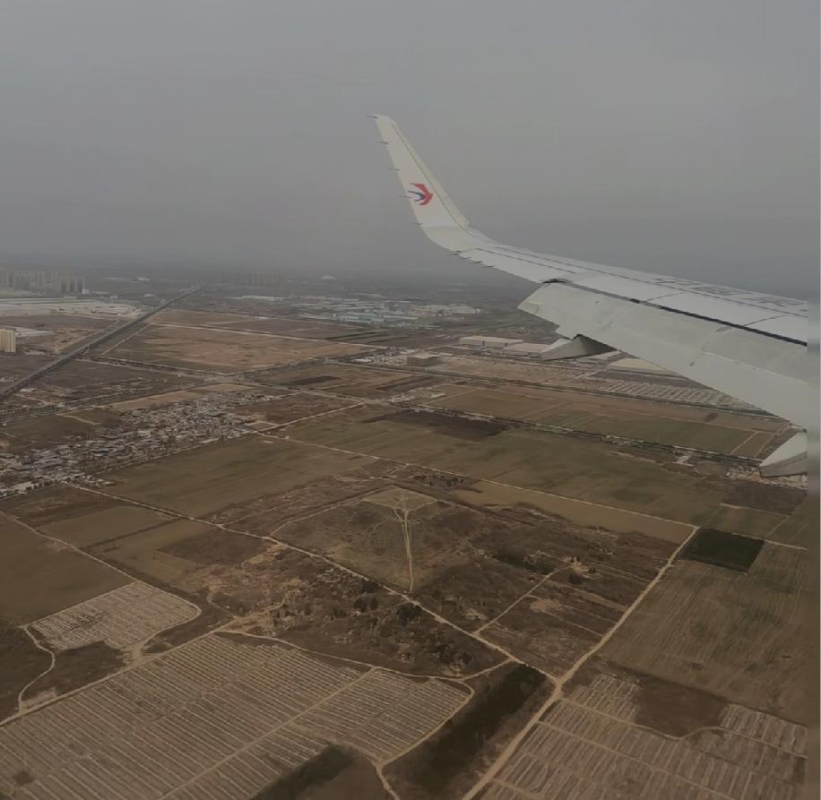 落地西安前，在飞机上看到咸阳机场附近有个超大的封土堆，特别好奇这是谁的陵寝。有信