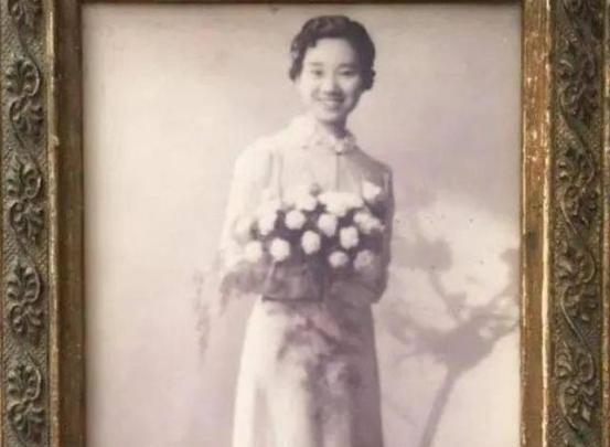 1941年，22岁的朱凡参加会议的时候，发现叛徒带着特务在附近盯梢，情急之下计上