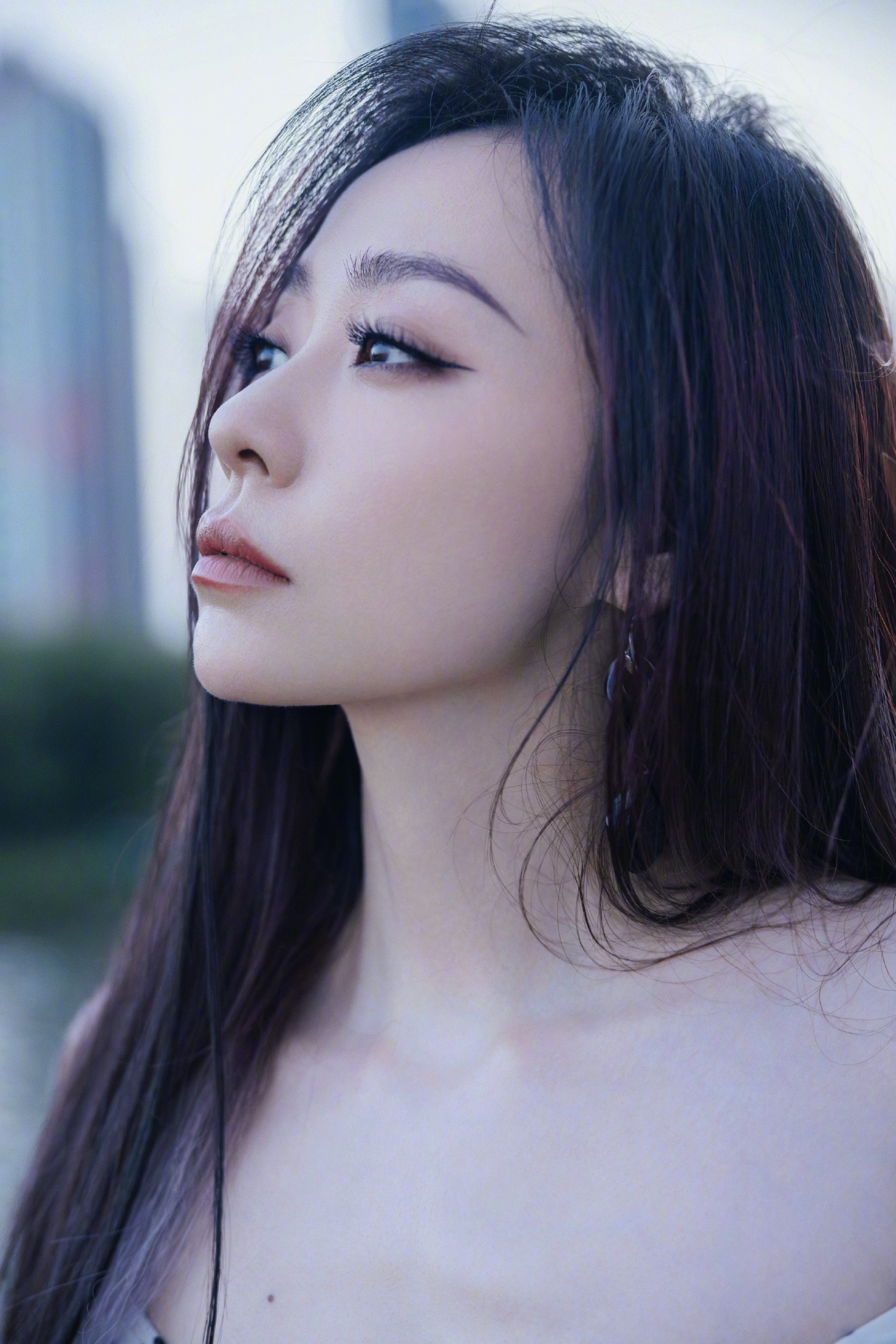 张靓颖，烟熏妆波点吊带裙，秋日街拍美图​​​