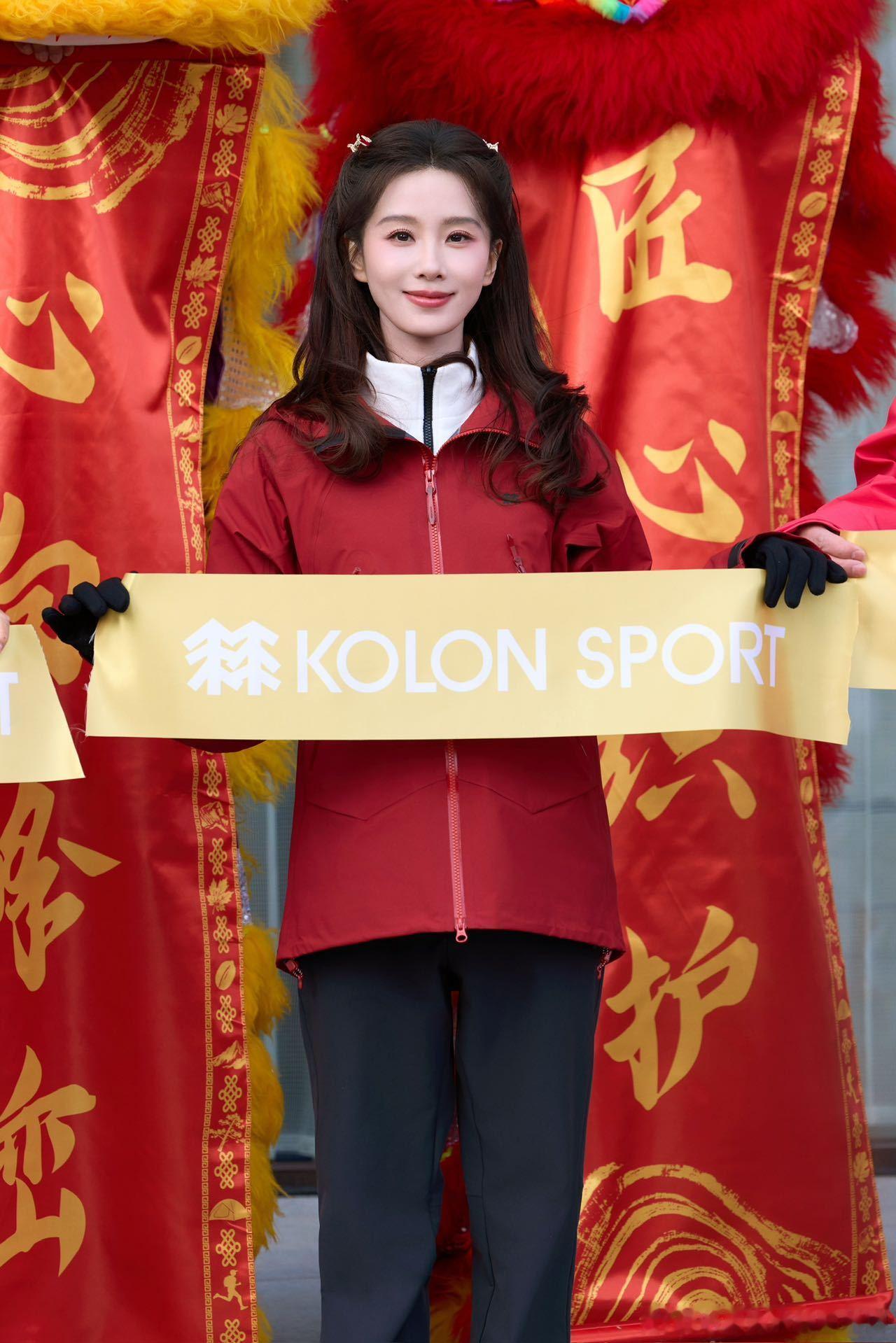 刘诗诗北京活动再现名场面！女大装扮+宠粉送咖啡双向心动