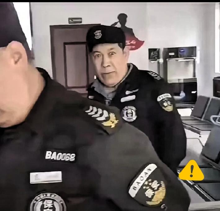 残疾老兵借厕所被拒，领导短短五个字，瞬间点醒所有人！我是一名普通保安，今天发