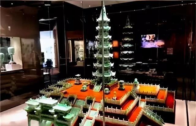 1922年，上海某商贩，从缅甸运回1块9吨重的翡翠原石，对外售价10万大洋，南商