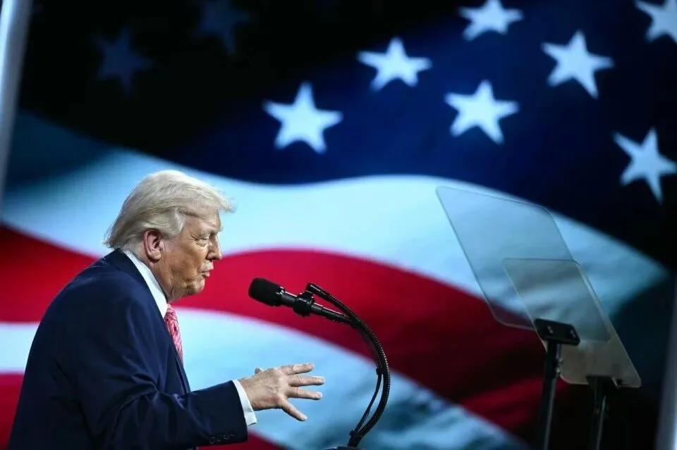 突发！特朗普公开喊话中国，态度大反转，全场嘉宾看懵了当地时间27日，特朗普在