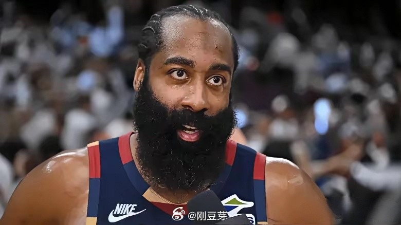 只有亲身经历过，才懂哈登的艰辛。德隆说，詹姆斯的辉煌让球迷有了高期待，以为人人都