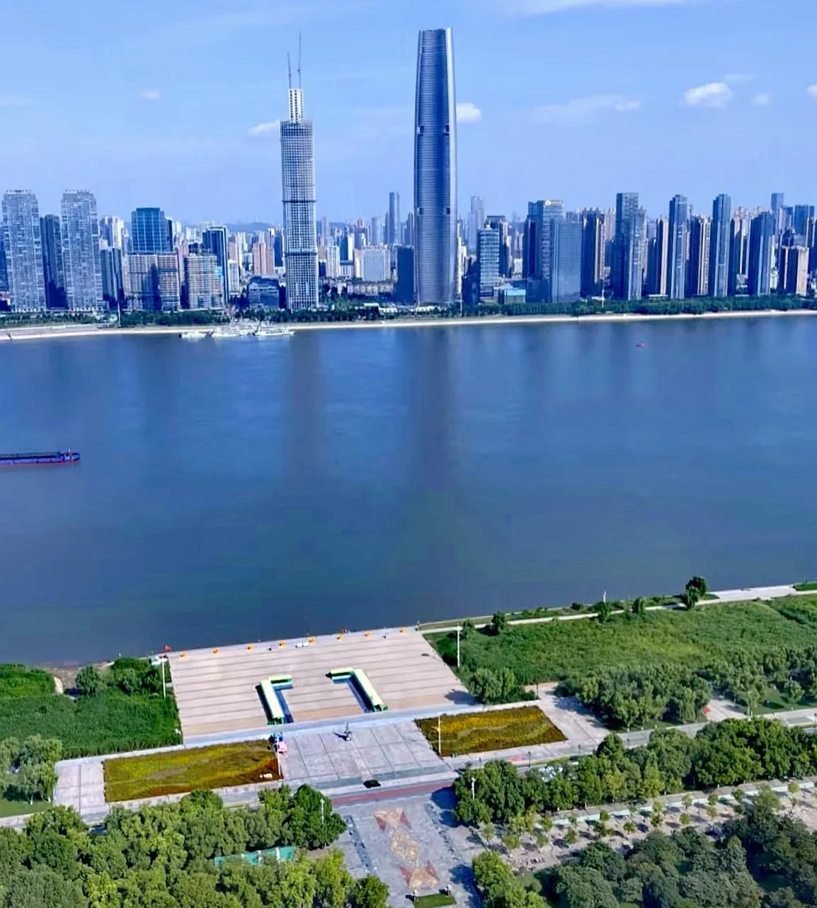 发现武汉的城建也有缺点，虽然武汉全域摩天很震撼，但因为这一点也导致武汉找不到一个