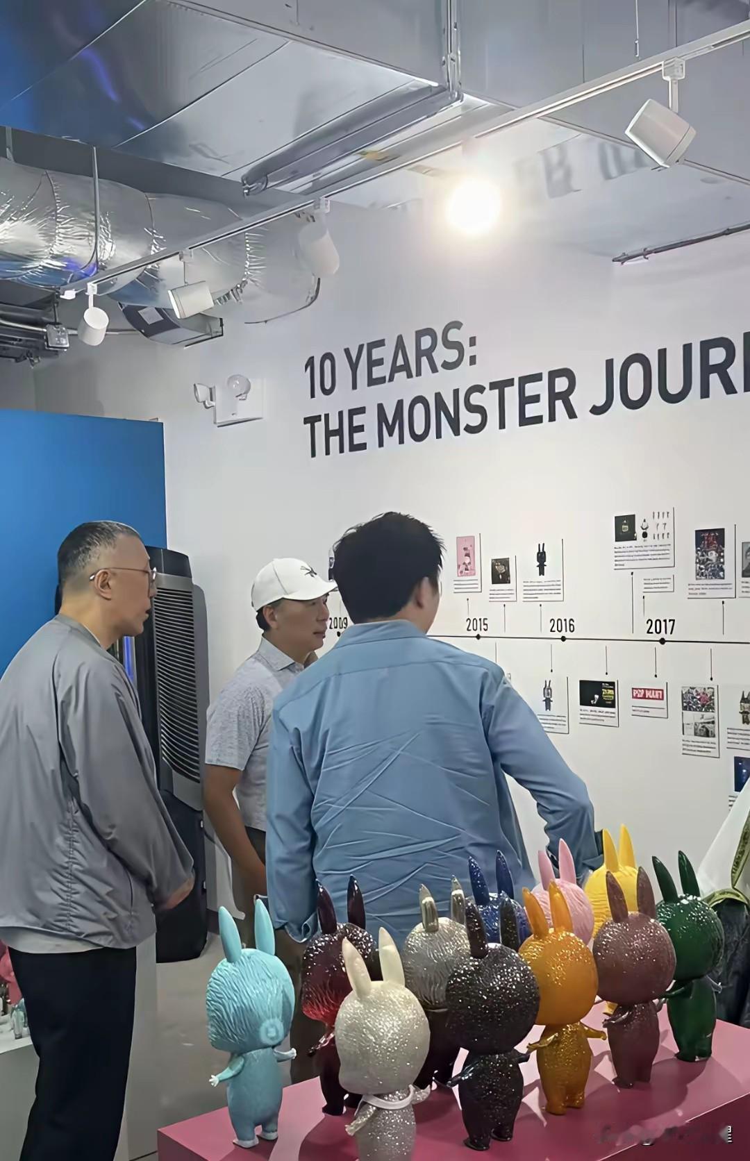 果然是实力不够的人才需要外表来凑。泡泡玛特这个全球最大潮玩老板，去美国见苹果CE