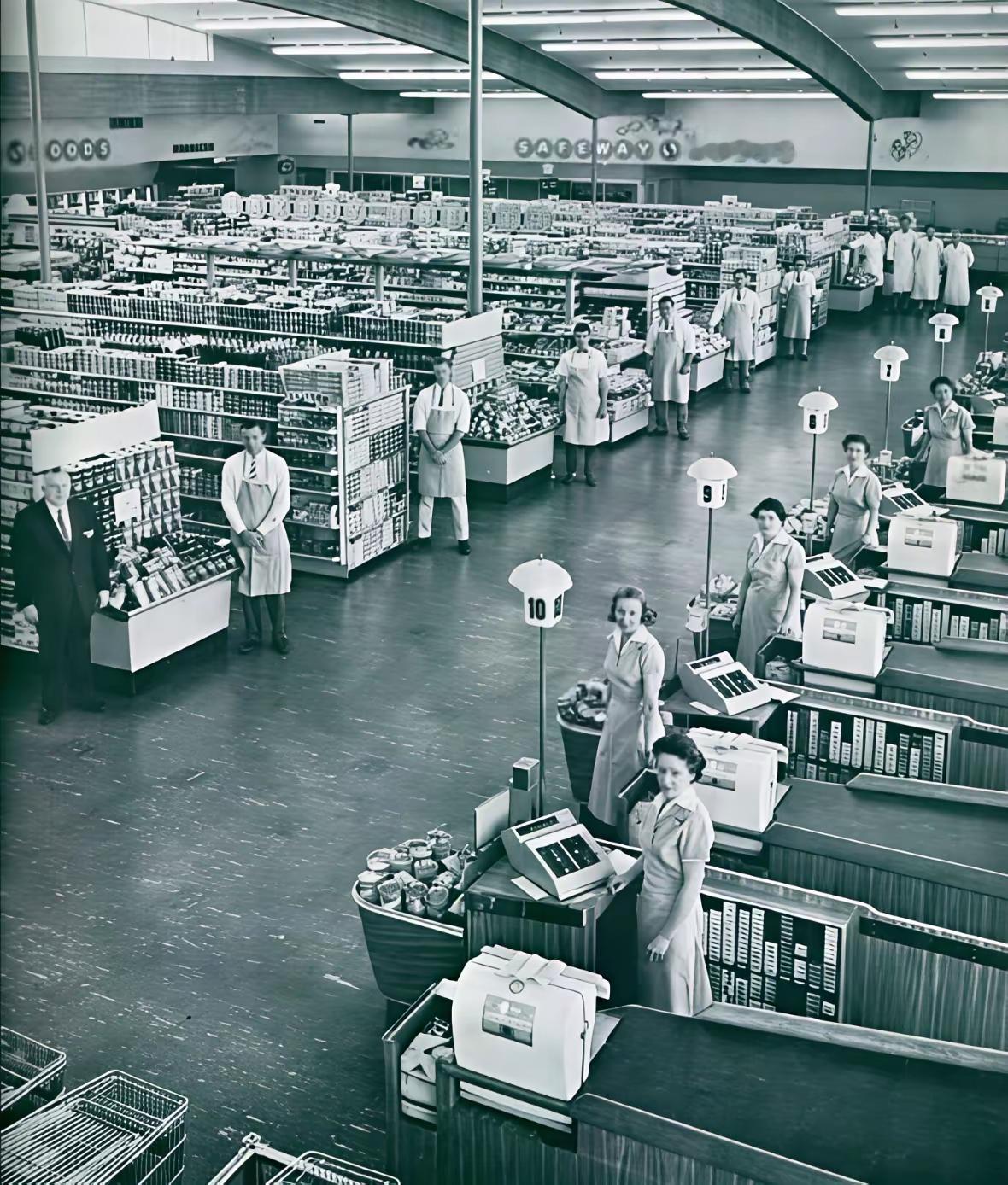 上世纪60年代的美国超市，排场着实可观。那时候随便一间社区超市，单层面积都能突
