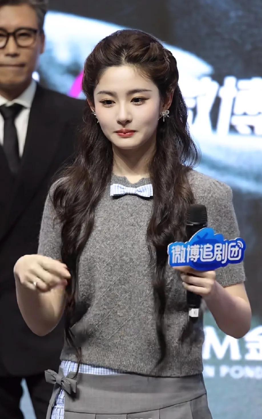 看《凡人修仙传》剧宣活动，赵晴怎么越长越像徐璐了？不仔细瞧，真以为是徐璐呢，原来