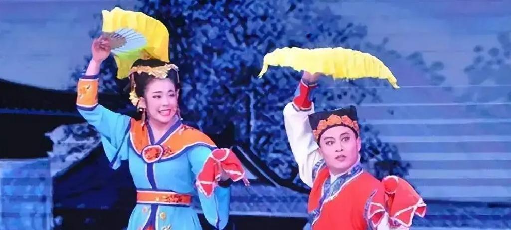 抖音播放破50亿次，东北二人转正被一群女人彻底改写。你以为红手绢转的是怀旧