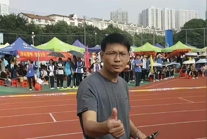 这班主任性侵女生，真不是人！广西百色女生被他毁了8年，现在他还想拿10万“了事”