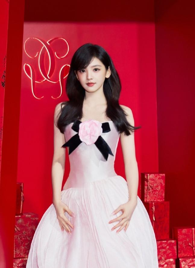 章若楠官宣法国娇兰香氛大使！从去年五月份开始给娇兰站台，到现在拿到title，