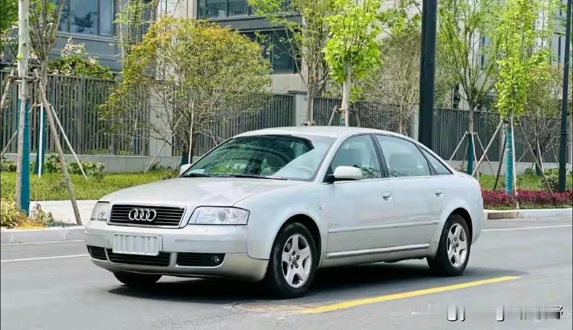 经典老车之一汽大众奥迪A6。这款车是00年代在国内上市的，也是当时国内较高端的官