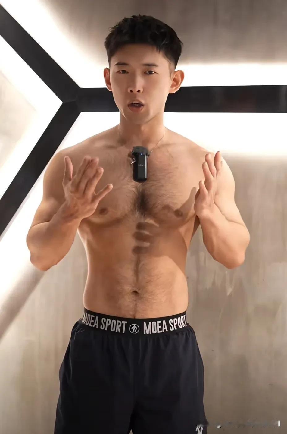 这是行走荷尔蒙吧，魅力四射，男人味十足。性张力满满的男人，诱惑力满满，男子气概