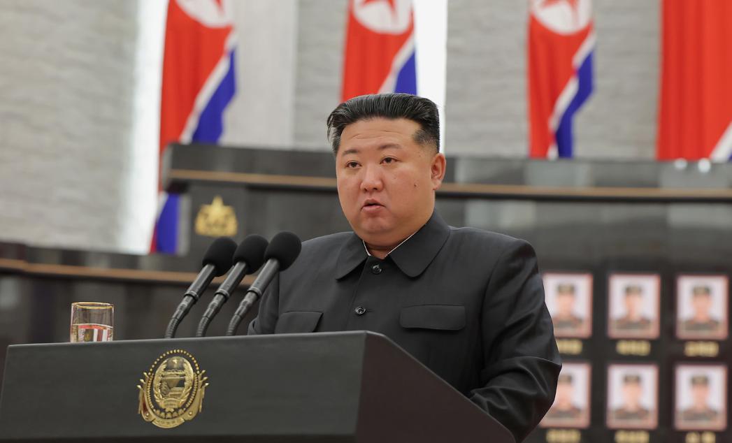 金元帅在国家表彰大会上致辞。时间是8月21日。金元帅说：同志们！各位将领官兵