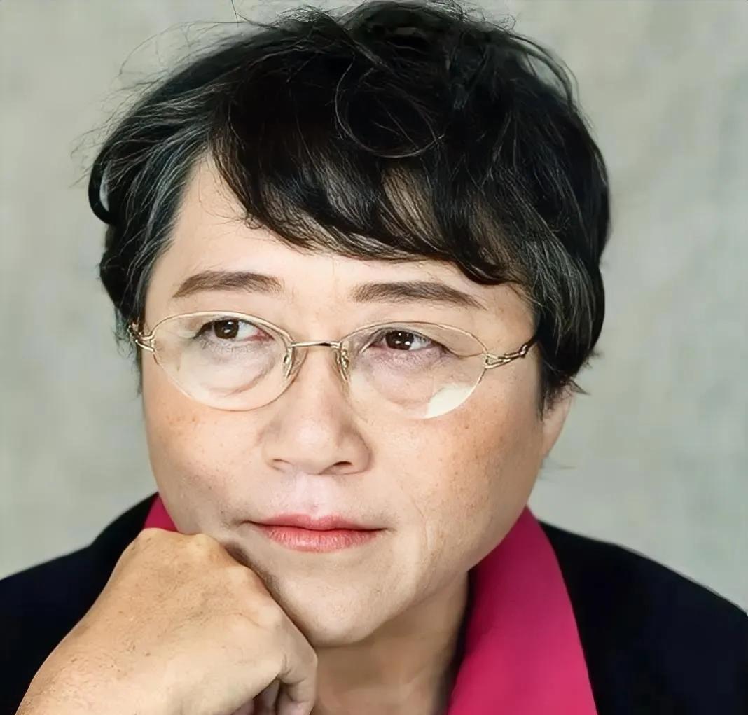 性学专家李银河说：“人如果不社交，不出门，不工作，不交朋友，每天活在自己的世界