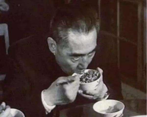 周总理一生有6个“无”，除了周总理至今无一人可以做到... 第一个是身后无骨