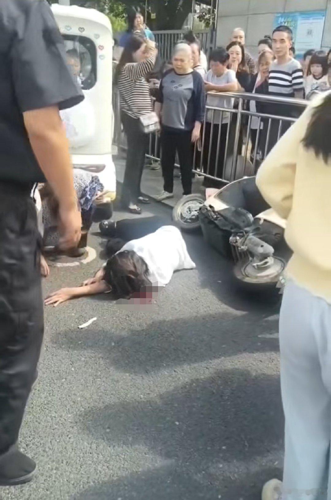 为了这点小事，女子拿起U型锁拉都拉不住……​