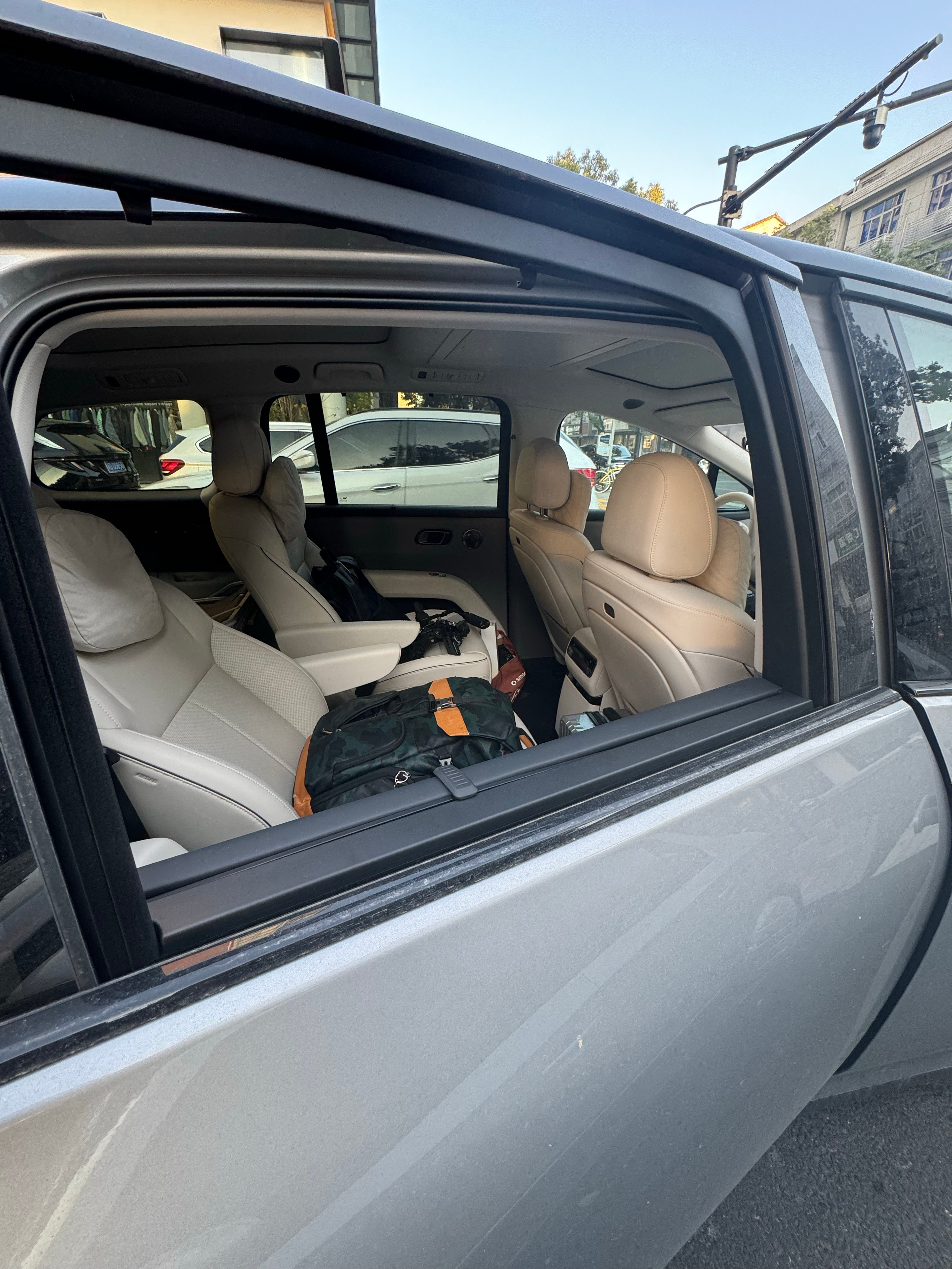 理想i8又是当工具车的一天，主要是二排车窗能完全放下，一些需要拍动态还真是实用，