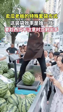 卖瓜老板“偷袭”式套袋，西瓜：我大意了啊！家人们谁懂啊！街边水果摊卖西瓜都