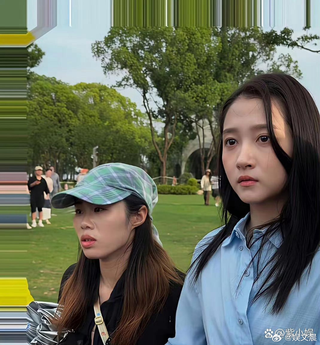关晓彤素颜走在街头，皮肤状态惊艳，看到的人都会忍不住惊叹。​​​