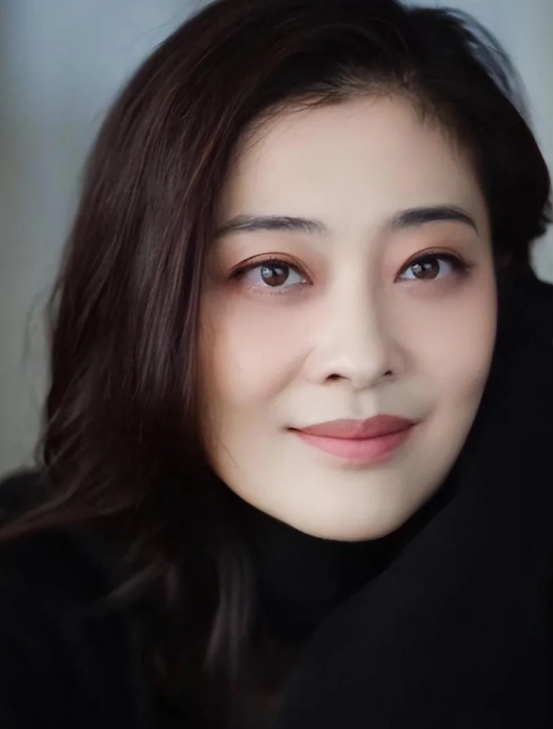 梅婷这回真赢麻了高清镜头怼脸，眼角的皱纹一条没少，网友却夸疯了。她穿一身黑色