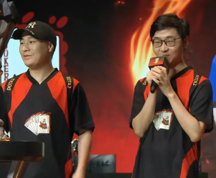 龙神：甲哥按理说打dota也是真的很勤快，但是打这几个比赛没声音就很奇怪，他比赛