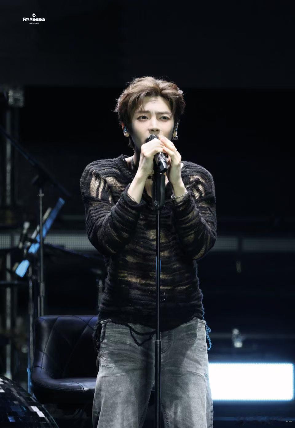 侯明昊这次音乐节真的好帅气，唱歌跳舞都超有魅力，舞台上的他简直太迷人了！他的表现