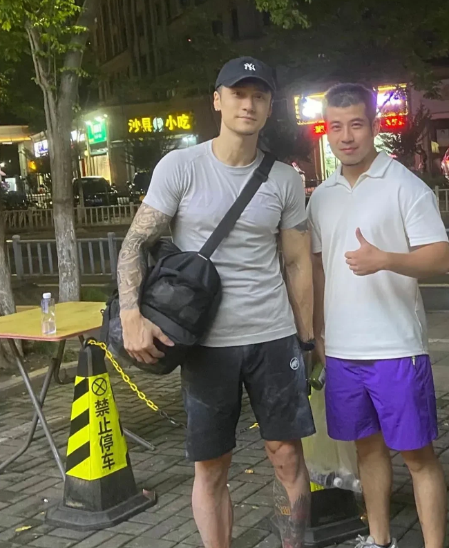 不怪大叔抢着合照，真人确实很帅啊。
