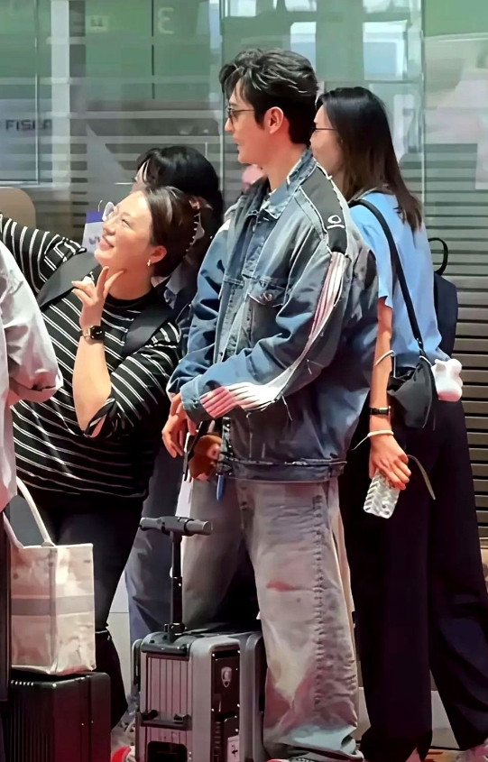 黄晓明这艺人当得是够累的每次出门，脚上还得穿着高跟鞋，头上还得戴着假发套……