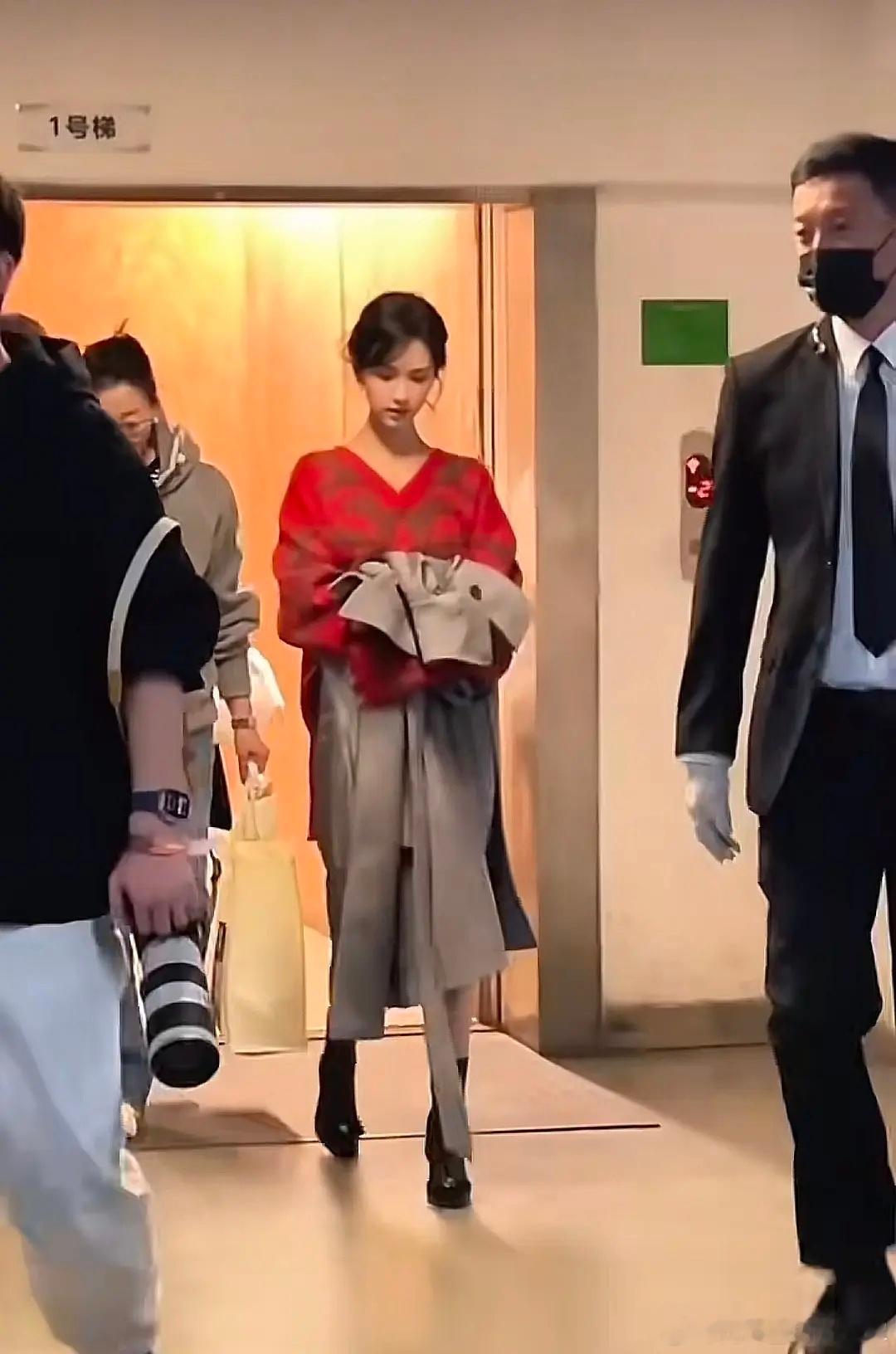 蛙趣谁能扒扒陈都灵这两双鞋太好看了啊