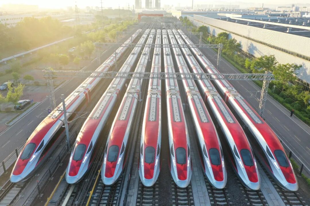 X字头动车来了，新字头列车时速将达350公里以上。国铁集团启动全国铁路车次编排改革，新版列车车次编排