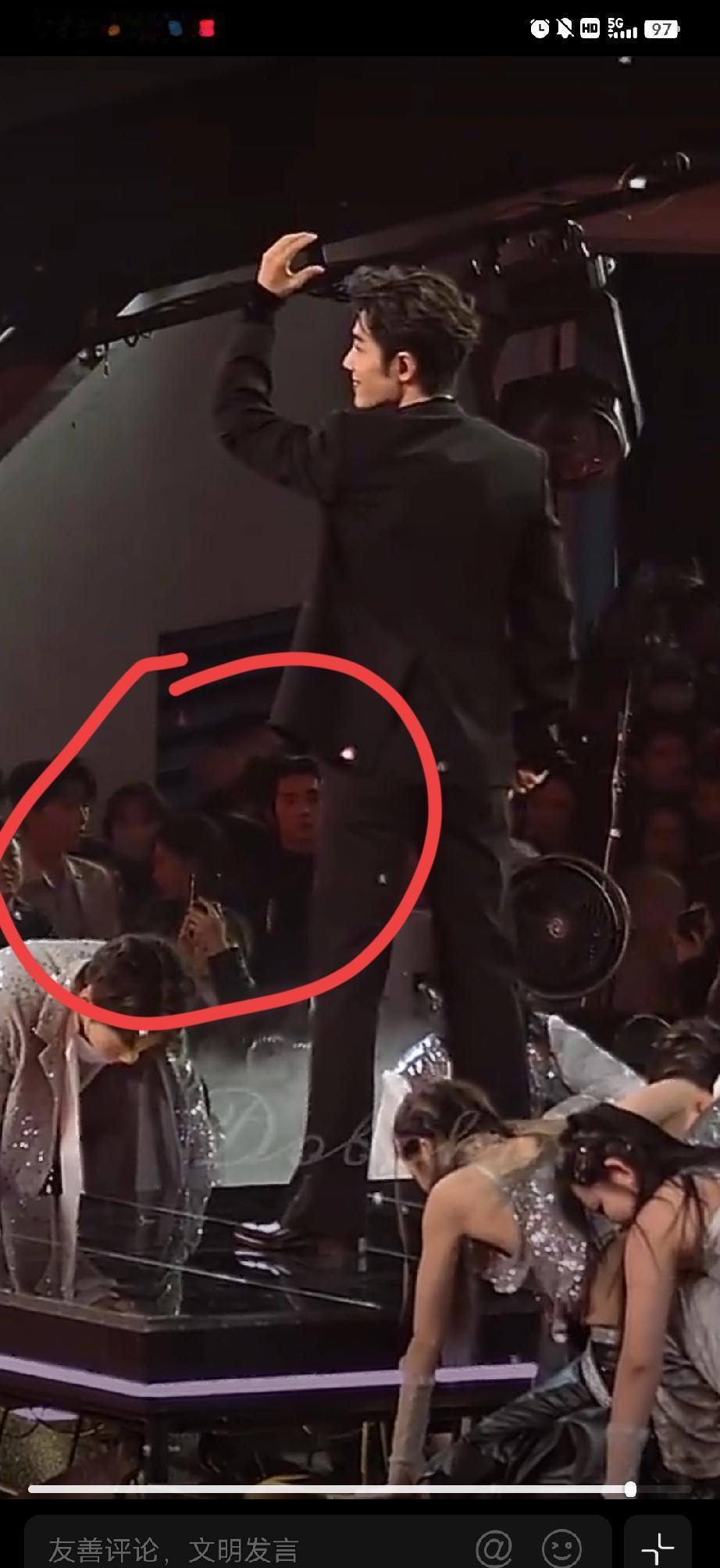 2020年星光大赏，肖战压轴登场。后台候场区，所有嘉宾的目光都聚焦在舞台上。