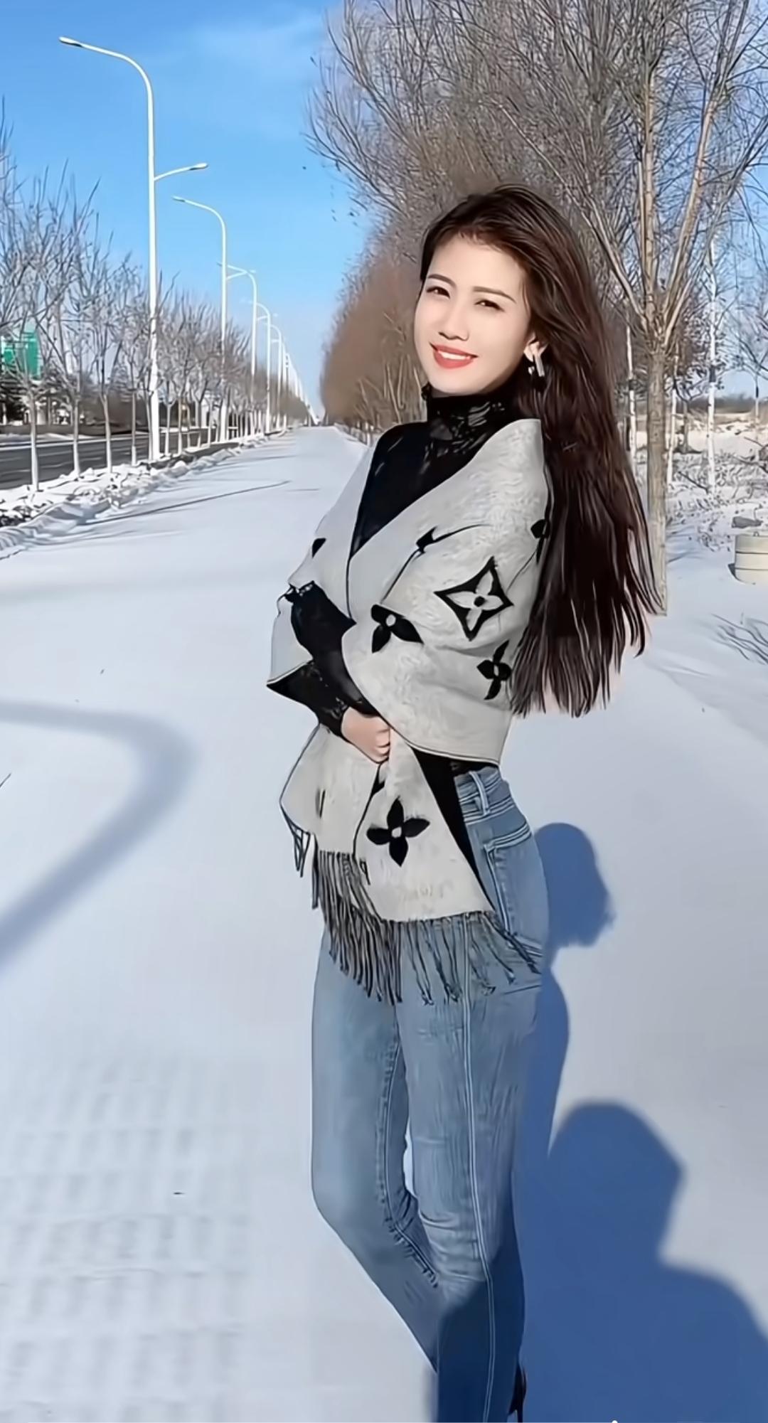 雪中美人影，风里笑语生。