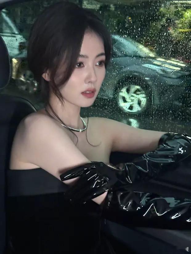 分享娱乐分享娱乐白鹿穿黑色抹胸礼服优雅端庄，车内自拍氛围感十足​​