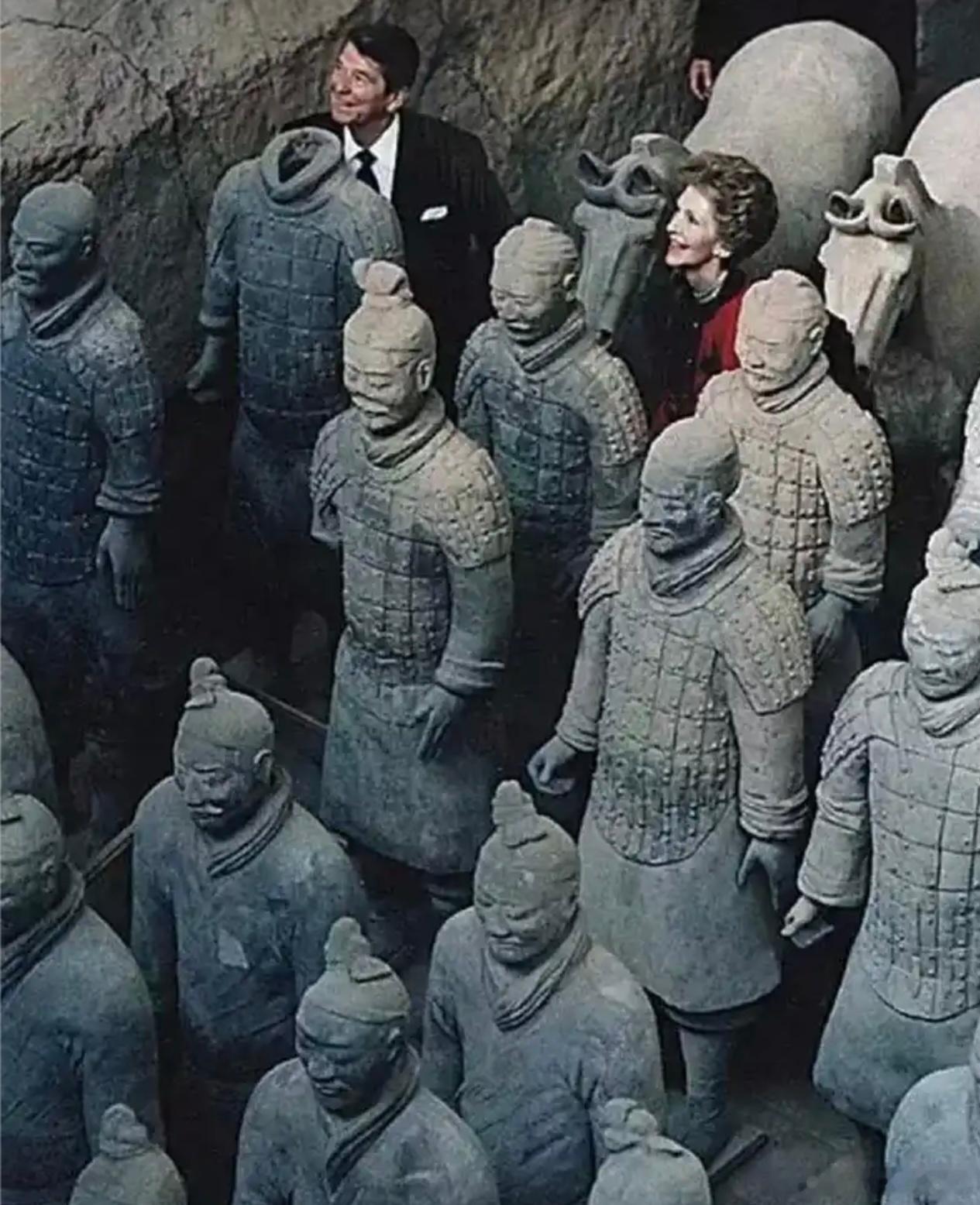 【老照片】1984年4月，时任美国总统里根在西安参观了秦始皇兵马俑。里根离