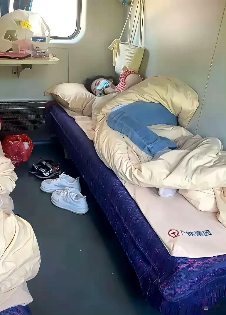 好久没有做过火车啦！床位都这么干净了吗？