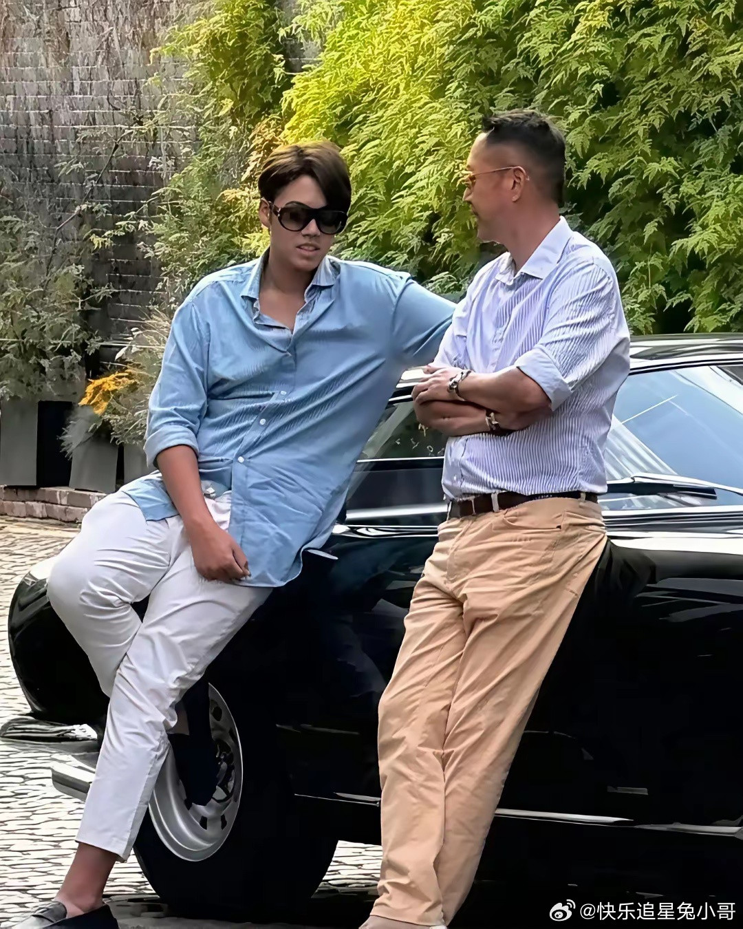 李嘉欣与许晋亨的儿子许建彤已经15岁了，个子将近一米九了，又高又壮，比两人都要高