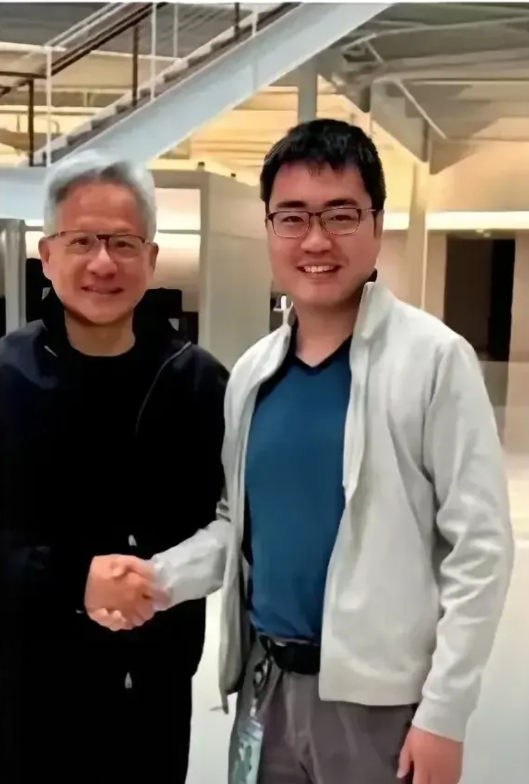 扎克伯格现在估计后槽牙都要咬碎了。他怎么也不会想到，亲自下场挖人，连