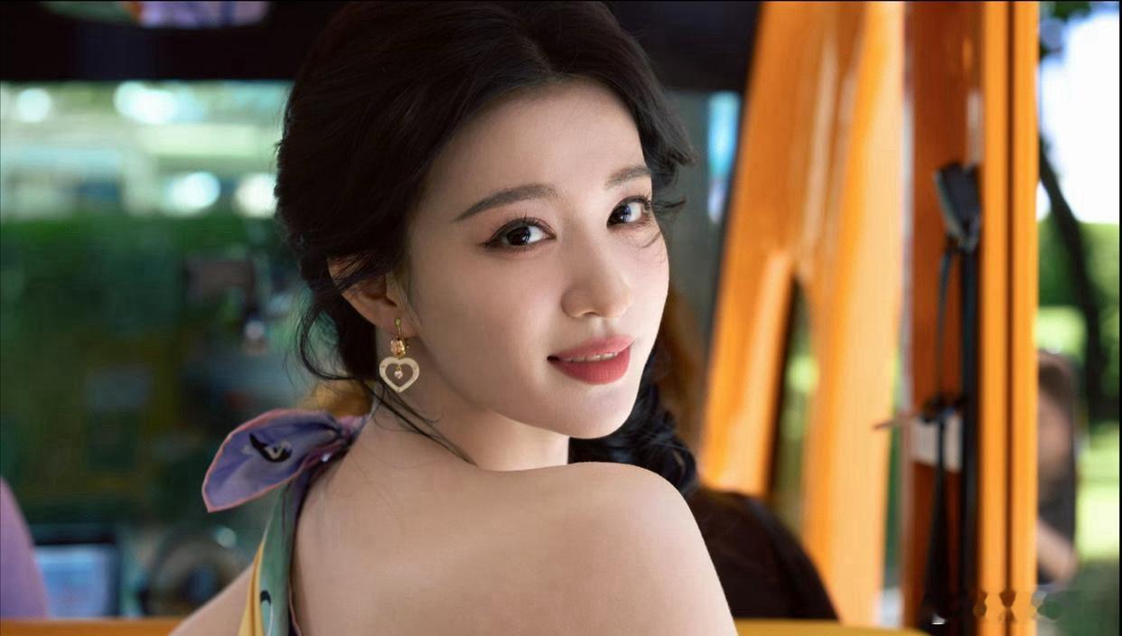 1.王楚然的团队现在不允许谈恋爱，跟单身男星就是纯cp炒作，可不希望因感情耽误了