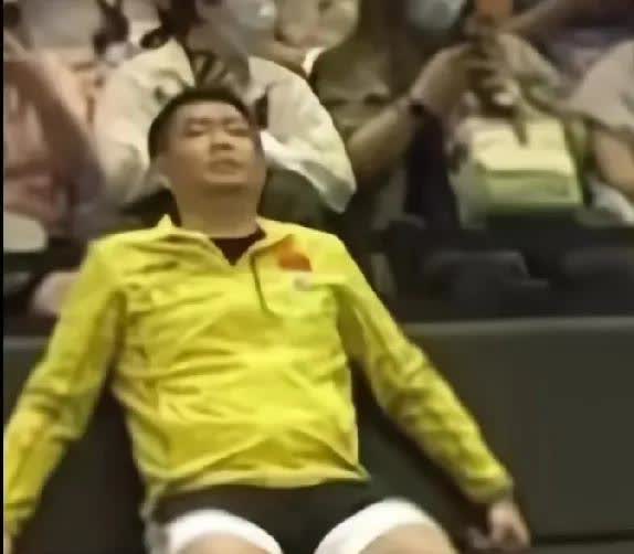 邱贻可：“志强，看到没，松弛些，别炒菜了！”志强：“信不信我把你下锅？！”