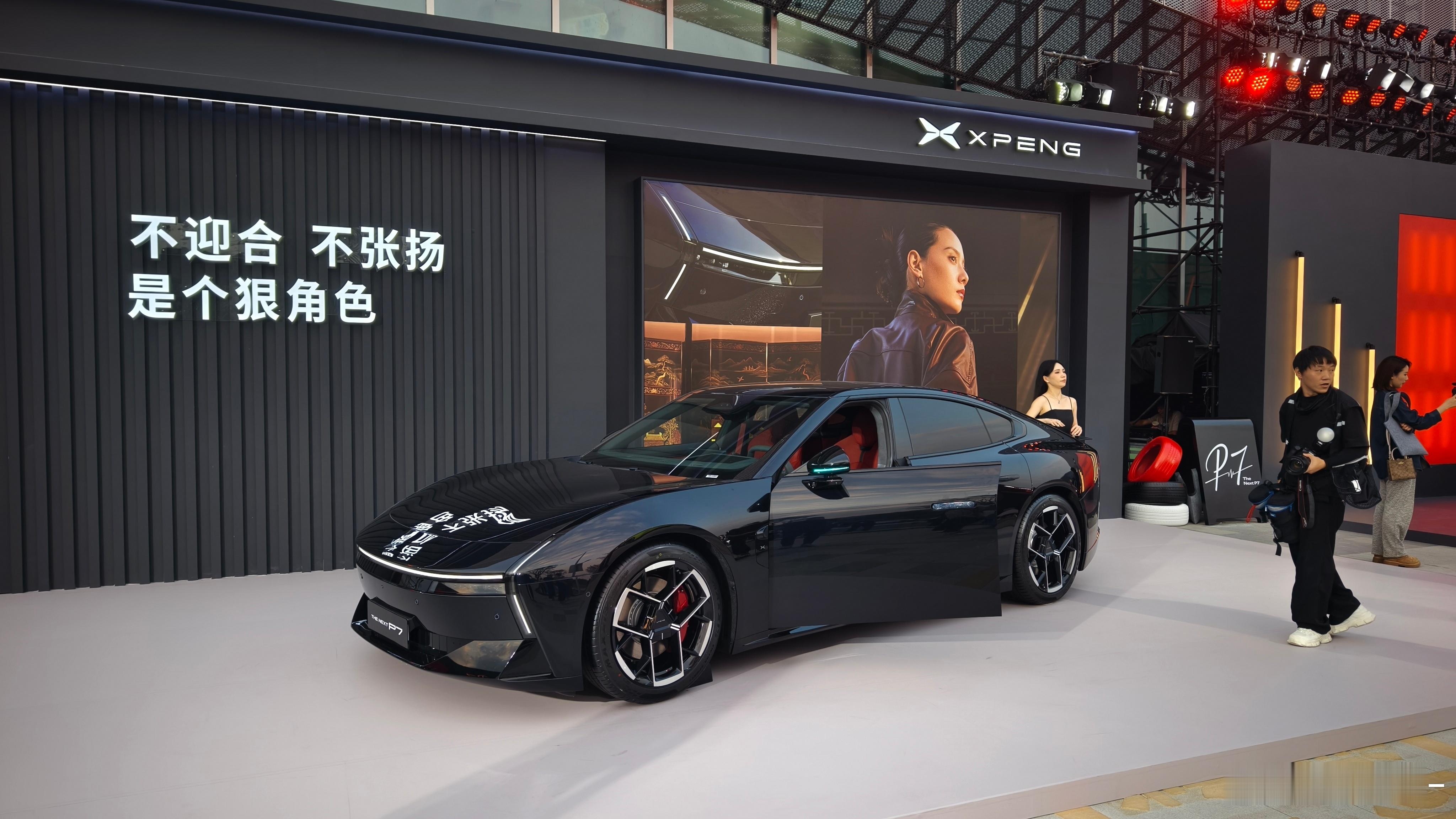 实拍小鹏P7全新三个颜色，喜欢哪一款小鹏P7新色今日发布小鹏P7这次太全面了