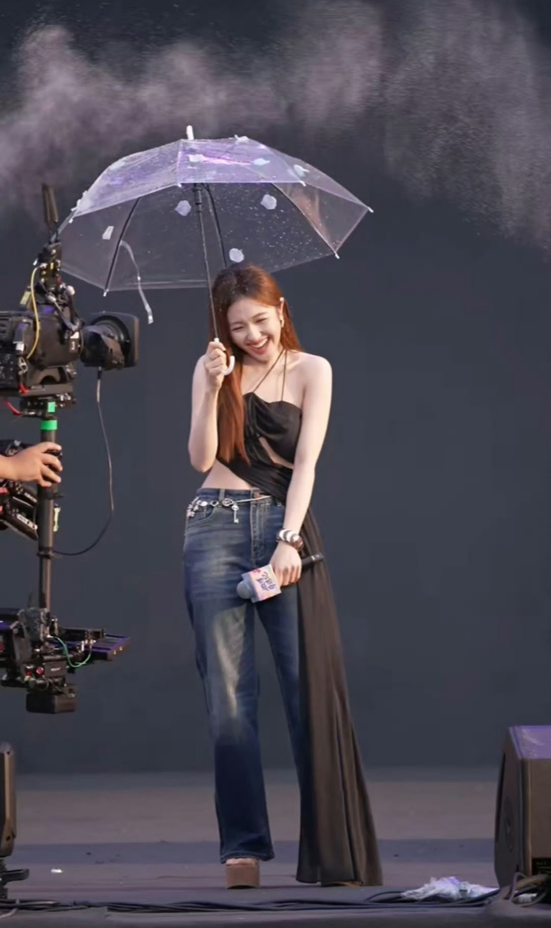李兰迪露背好辣就这个身材也太辣了溢出来的美😘😘​​​