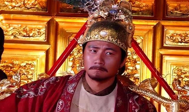 朱元璋建立大明后，朱标成太子，其他儿子一心辅佐。然而朱标早逝，朱允炆继位后削藩，