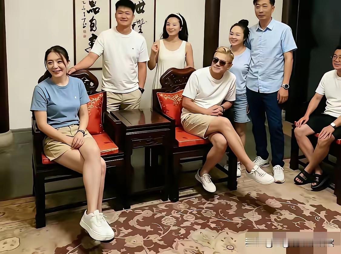郭富城竟然比方媛的父亲还大2岁，他在家里年龄最大，当然坐C位，老丈人都要靠边站，